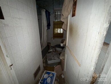 2412 Beacon St, Charlotte, NC 28205 - photo 7