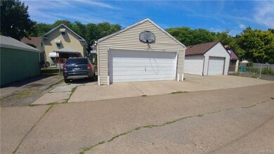 2.5 Car Garage