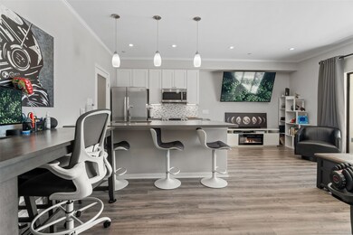 Versatile space for office or for additional dinin