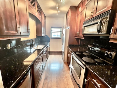 GRANITE COUNTER, CUSTOM CABIENTS WITH LOTS OF STOR