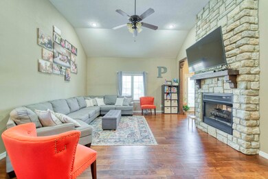 811 E Roubidoux St, Nixa, MO 65714 - photo 7