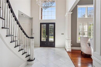 Large Foyer w/Natural Light