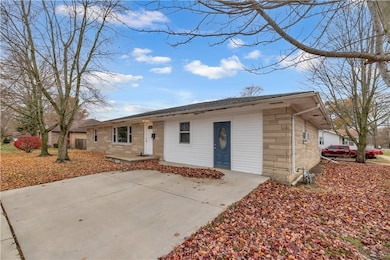 502 S Piatt St, Monticello, IL 61856 - photo 2