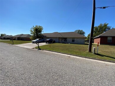 2109 Albert Broadfoot St, Bonham, TX 75418 - photo 3
