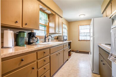 3202 E 26th St, Des Moines, IA 50317 - photo 3