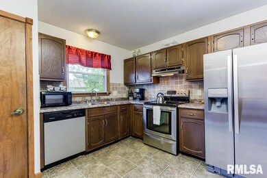 4611 Washington St, Davenport, IA 52806 - photo 7