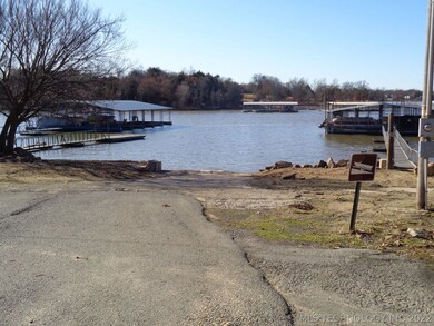 Boat ramp in Snug Harbor is just a few blocks away