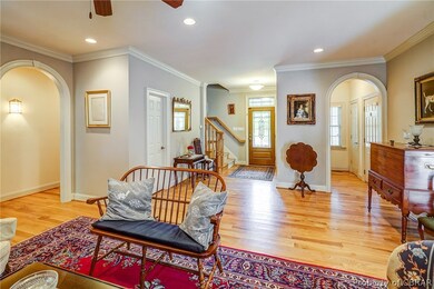 Arched doorways, recessed lighting.