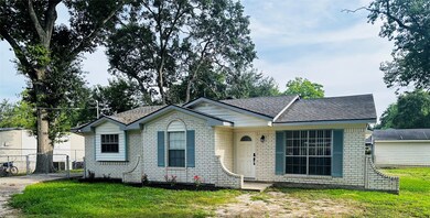 1014 Robinson St, Alvin, TX 77511 - photo 2