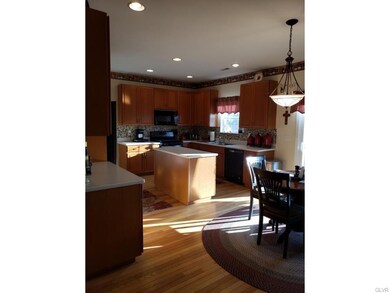 7027 Periwinkle Ct, Macungie, PA 18062 - photo 5