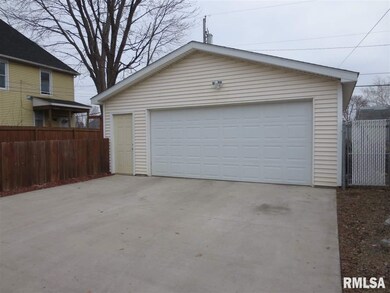 2031 Farnam St, Davenport, IA 52803 - photo 2