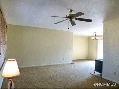 171 Kingswood Dr, Hendersonville, NC 28792 - photo 3