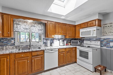 27 Pinewood Dr, MerriMacK, NH 03054 - photo 6