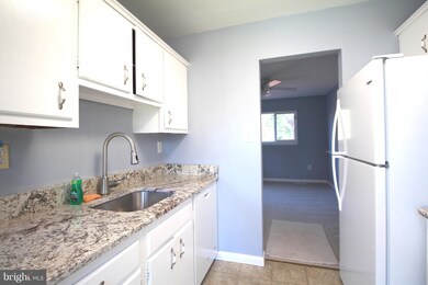11709 Trophy Ct, Germantown, MD 20876 - photo 5