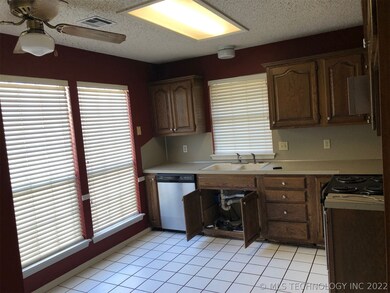 6203 S Cedar Place, Broken Arrow, OK 74011 - photo 3