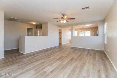 004-photo-living-room-11810460