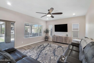 2744 E Gillcrest Rd-13