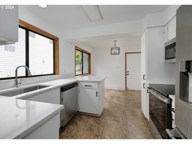 570 NE 24th St, Gresham, OR 97030 - photo 5