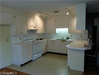 7313 Wincrest Dr, High Point, NC 27263 - photo 5