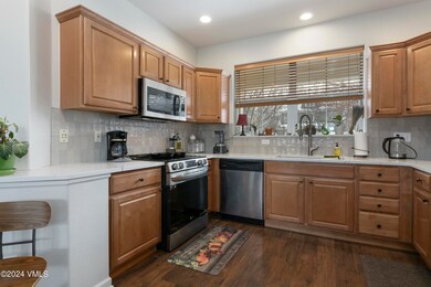 95 Mayer St-002