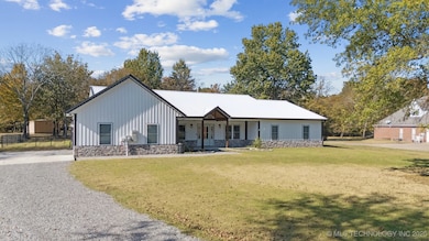 981 Elm Cir, Chouteau, OK 74337 - photo 2