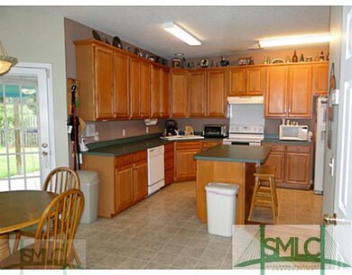 Kitchen. Lots of cabinet space