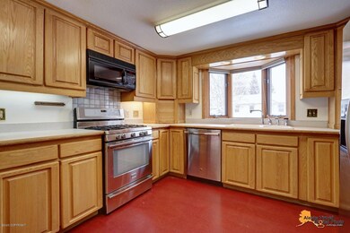 Large kitchen w/ ample counter space