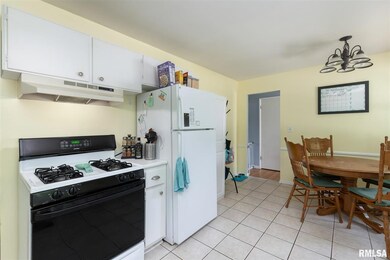 1135 Meadow Lane Dr, Bettendorf, IA 52722 - photo 3