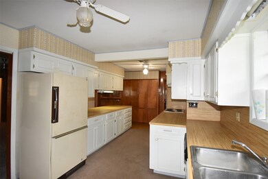 304 Lindsey Ave, Bay City, TX 77414 - photo 5