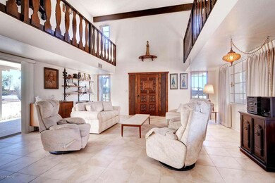 8722 E Cactus Wren Rd-large-005-4-Living