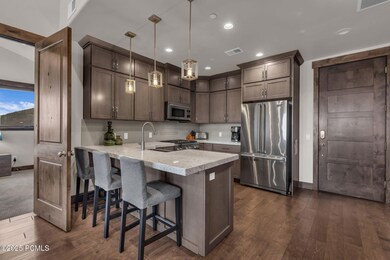 3-web-or-mls-3793-blackstone-dr-unit-3b