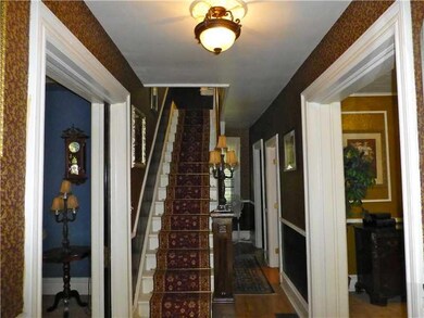 Entry/Foyer.