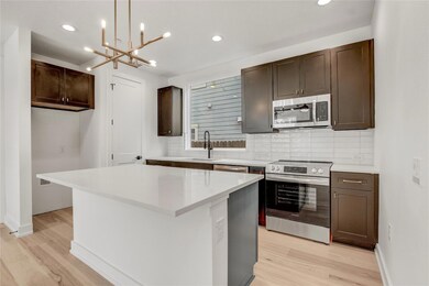 Kitchen with appliances with stainless steel fini