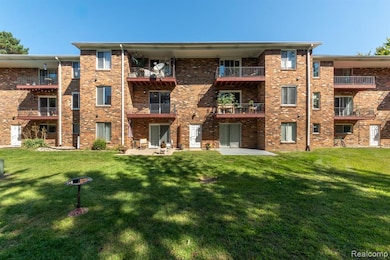 505 W Highland Rd, Howell, MI 48843 - photo 3