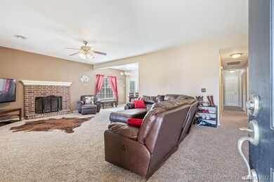 2120 S Russell St, Skiatook, OK 74070 - photo 4