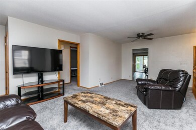 2813 J St SW, Cedar Rapids, IA 52404 - photo 7