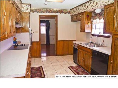 Check out this Kitchen!!! The custom built cabinet