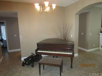 Formal Dining/Piano Room