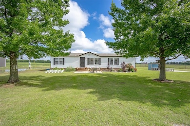 Manufactured / mobile home with entry steps, a fro