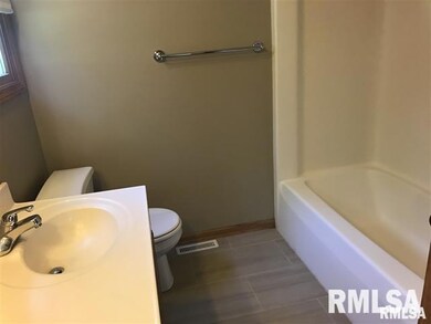 6303 Wilkes Ave, Davenport, IA 52806 - photo 5