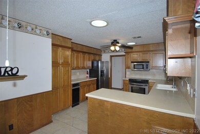 2317 Chapel Hill Ct, Bartlesville, OK 74006 - photo 3