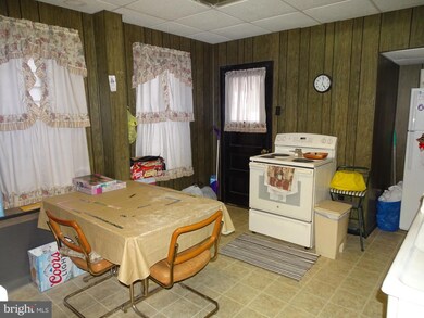 652 E Broad St, Tamaqua, PA 18252 - photo 5