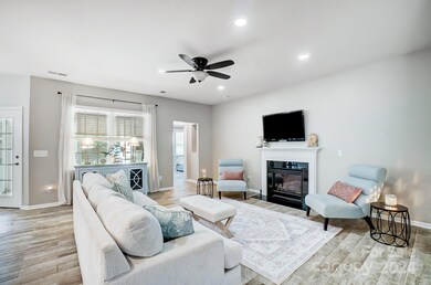 370 Kentmere Ln, Clover, SC 29710 - photo 6