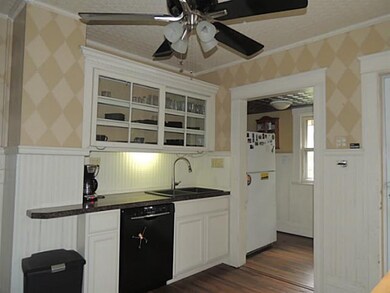 Kitchen Old Fashioned with lots of modernappointme