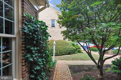 10714 Brewer House Rd, Rockville, MD 20852 - photo 4