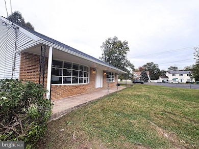 114 Nursery Ave, Levittown, PA 19057 - photo 3