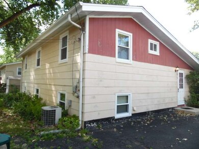 111 Siesta Rd, Carpentersville, IL 60110 - photo 2