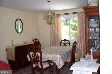 14218 Chadwick Ln, Rockville, MD 20853 - photo 4