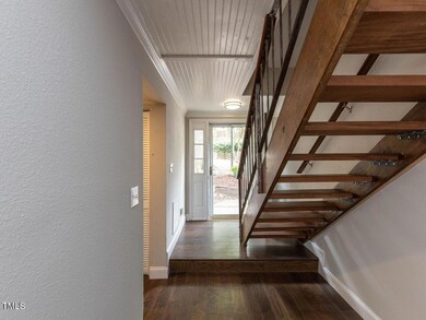 004-1280x960-foyer-entry