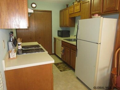 1004 Cambridge Manor Dr, Schenectady, NY 12302 - photo 2